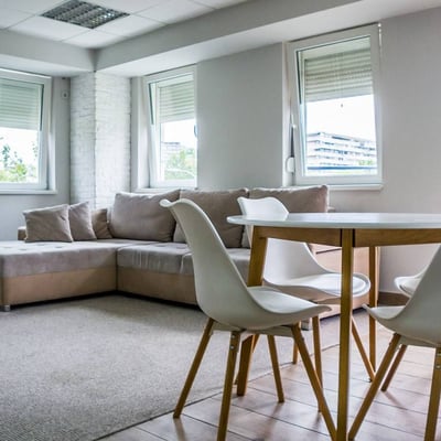 Location d’un appartement meublé et spacieux de 3 pièces, 86 m², près du centre-ville, Nouveau Belgrade, Serbie